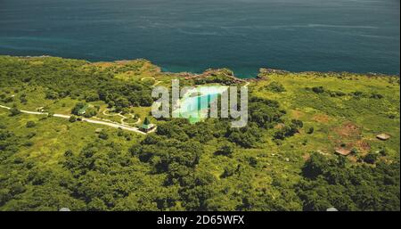 Indonésie point de repère du lac limpid de Weekuri à l'île de Sumba, Philippines. Tropic Resort au loch avec des plantes vertes exotiques et des arbres. Verdure nature tropicale en été ensoleillé jour vue aérienne Banque D'Images