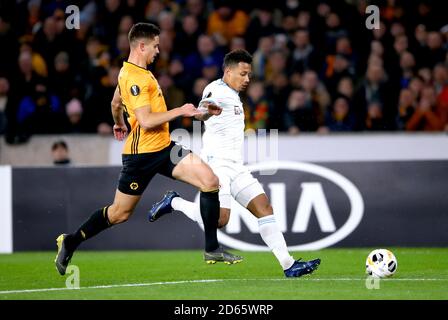 Leander Dendoncker de Wolverhampton Wanderers (à gauche) et la bataille de Rafael Ratao de Slovan Bratislava pour la balle Banque D'Images