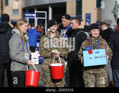 Vendeurs de pavot à Stamford Bridge devant le jeu de la Premier League, Chelsea et Crystal Palace à Londres. Banque D'Images