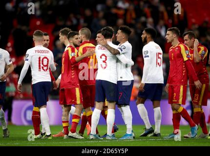 Les joueurs d'Angleterre et du Monténégro se serrent les mains après le coup d'alerte final Banque D'Images