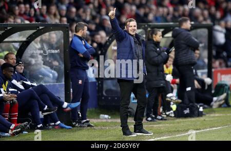 Pendant le match contre Salford City, la directrice de Swindon Town Ritchie Wellens reconnaît la foule. Banque D'Images