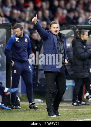 Pendant le match contre Salford City, la directrice de Swindon Town Ritchie Wellens reconnaît la foule. Banque D'Images