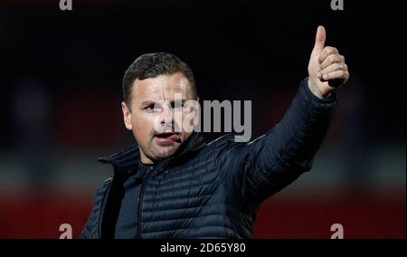 La directrice de Swindon Town Ritchie Wellens salue la foule après le match contre Salford City. Banque D'Images