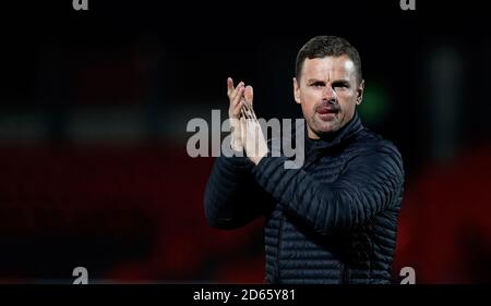 La directrice de Swindon Town Ritchie Wellens salue la foule après le match contre Salford City. Banque D'Images