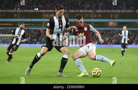 Federico Fernandez de Newcastle United (à gauche) et John McGinn de Aston Villa affrontent le ballon Banque D'Images