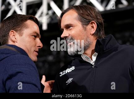 Scott Parker (à gauche), responsable de Fulham, et Phillip Cocu, responsable du comté de Derby, se bousculer les mains avant le match Banque D'Images