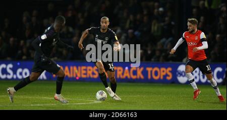 Andrew Shinnie (à droite) et Darren Pratley, de Charlton Athletic, affrontent le ballon Banque D'Images