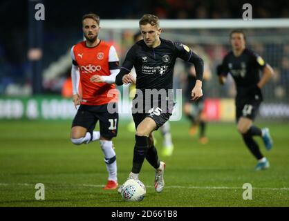 Andrew Shinnie (à gauche) et Alfie Doughty de Charlton Athletic combattent le ballon Banque D'Images