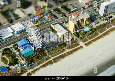 Tilt Shift, vue aérienne de Myrtle Beach Skywheel et Boardwalk Banque D'Images