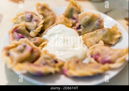 Boulettes avec cerise et fourchette sur la plaque de fermeture. Banque D'Images