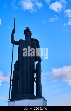 Statue de la Déesse romaine Minerva (par le sculpteur Juan Luis Vassallo) sur le toit du Circulo de Bellas Artes, Madrid, Espagne, septembre 2020 Banque D'Images