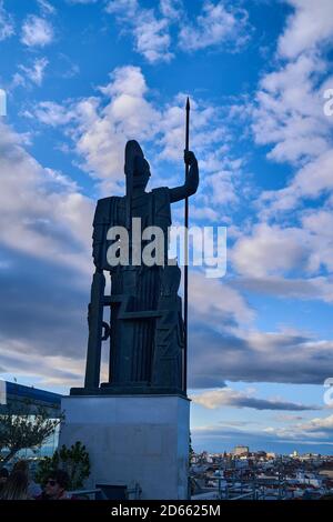 Statue de la Déesse romaine Minerva (par le sculpteur Juan Luis Vassallo) sur le toit du Circulo de Bellas Artes, Madrid, Espagne, septembre 2020 Banque D'Images