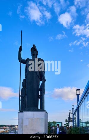 Statue de la Déesse romaine Minerva (par le sculpteur Juan Luis Vassallo) sur le toit du Circulo de Bellas Artes, Madrid, Espagne, septembre 2020 Banque D'Images