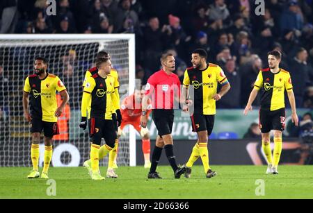 Troy Deeney (deuxième à droite) de Watford parle à l'arbitre Craig Pawson pendant le match Banque D'Images