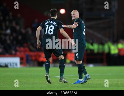 Jonjo Shelvey (à droite) de Newcastle United célèbre son deuxième but du match avec Federico Fernandez, coéquipier Banque D'Images