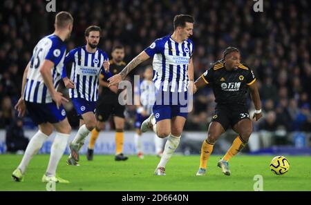 Brighton et Hove Albion's Lewis Dunk (à gauche) et la bataille Adama Traore de Wolverhampton Wanderers pour le ballon Banque D'Images