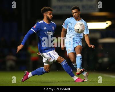 Barry Cotter et Coventry City, de la ville d'Ipswich, se battent pour le ballon Banque D'Images