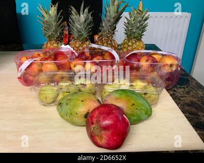 Assortiment de fruits sur la table Banque D'Images