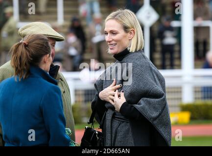Zara Tindall au cours de la première journée de la rencontre internationale à l'hippodrome de Cheltenham, Cheltenham. Banque D'Images