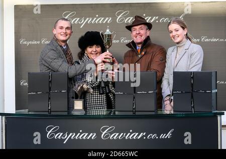 David Noonan (à gauche) célèbre après avoir remporté la caviar Caspian Gold Cup handicap Chase au deuxième jour de la rencontre internationale à l'hippodrome de Cheltenham, Cheltenham. Banque D'Images