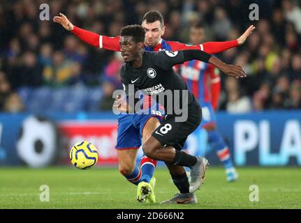 James McArthur (à gauche) et la bataille de Brighton et de Hove Albion Yves Bissoum pour le bal Banque D'Images