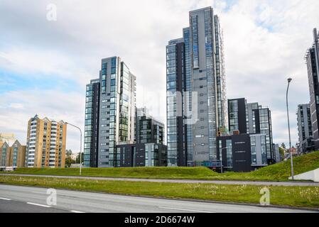 Nouveaux immeubles d'appartements en hauteur le long d'une grande ville route Banque D'Images