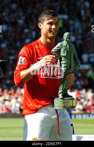 Cristiano Ronaldo de Manchester United tenant le « trophée Matt Busby » avant le lancement Banque D'Images