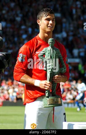 Cristiano Ronaldo de Manchester United tenant le « trophée Matt Busby » avant le lancement Banque D'Images