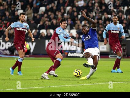 Wes Morgan (au centre) de Leicester City a fait un mauvais travail en direction de l'objectif Banque D'Images