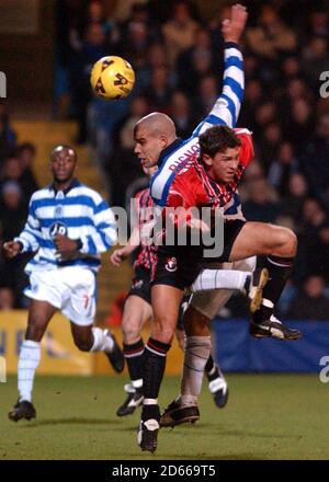 Marcus Bignot, des Queens Park Rangers, est à la tête de la balle avec celle de Bournemouth Stephen Purches Banque D'Images