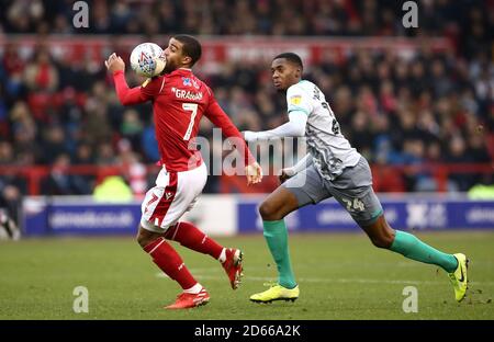 Lewis Grabban (à gauche) de Nottingham Forest et Tosin Adarabioyo, bataille de Blackburn Rovers pour le ballon Banque D'Images