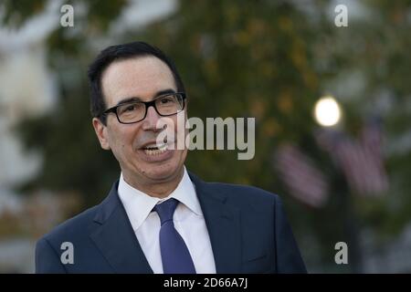 Washington, États-Unis. 14 octobre 2020. Le secrétaire au Trésor Steven T. Mnuchin s'adresse aux médias à la Maison Blanche à Washington, DC, le mercredi 14 octobre 2020. Photo de Chris Kleponis/Sipa USA crédit: UPI/Alay Live News Banque D'Images