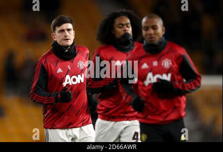 Harry Maguire (à gauche) de Manchester United se réchauffe avant le match Banque D'Images