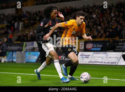 Le Tahith Chong de Manchester United (à gauche) et la bataille de Ruben Vinagre de Wolverhampton Wanderers pour le ballon Banque D'Images