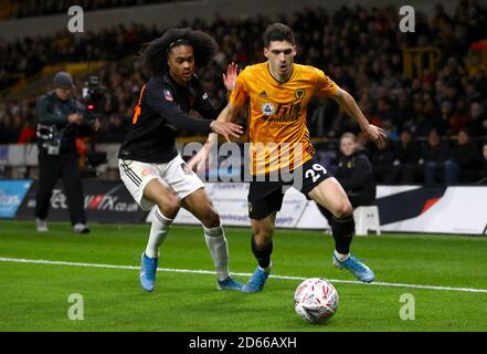 Le Tahith Chong de Manchester United (à gauche) et la bataille de Ruben Vinagre de Wolverhampton Wanderers pour le ballon Banque D'Images