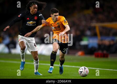 Le Tahith Chong de Manchester United (à gauche) et la bataille de Ruben Vinagre de Wolverhampton Wanderers pour le ballon Banque D'Images