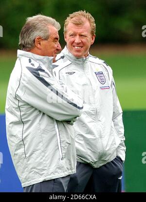 Le directeur de l'Angleterre Steve McClaren et l'assistant Terry Venactive à la formation Banque D'Images