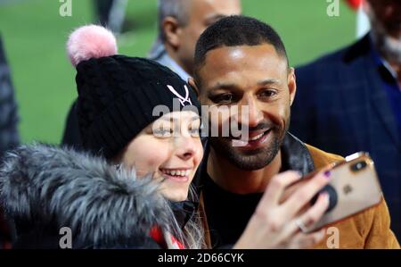 Boxer Kell Brook (à droite) pose pour une photo avec un ventilateur Banque D'Images