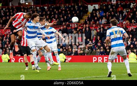 Ethan Pinnock de Brentford tente un tir sur le but Banque D'Images