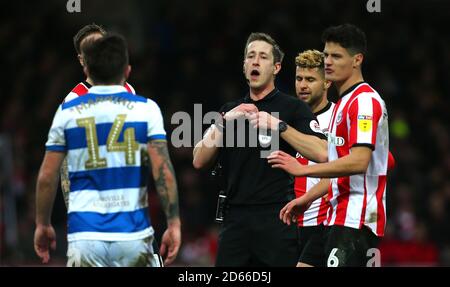 John Brooks, arbitre du match, attribue un coup de pied gratuit à Brentford Banque D'Images