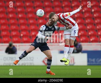 La bataille de Stoke City Liam Lindsay (à droite) et Tom Bradshaw de Millwall pour la balle au Sky Bet Championship au stade de la meilleure 365 Banque D'Images