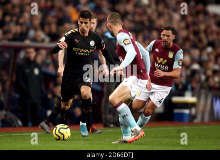 Joao Cancelo, de Manchester City, est à la défense Aston Villa Banque D'Images