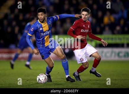 Josh Laurent (à gauche) de Shrewsbury Town et Adam Nagy de Bristol City se battent pour le ballon Banque D'Images