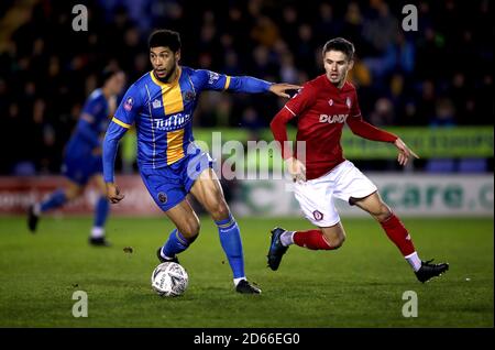 Josh Laurent (à gauche) de Shrewsbury Town et Adam Nagy de Bristol City se battent pour le ballon Banque D'Images