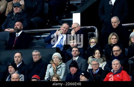 Mike Ashley, le propriétaire de Newcastle United (au centre à gauche) dans les stands Banque D'Images