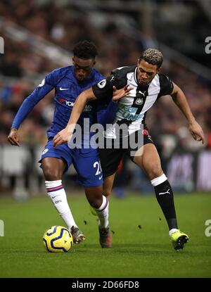 Callum Hudson-Odoi de Chelsea (à gauche) et Joelinton de Newcastle United combattent pour le ballon Banque D'Images