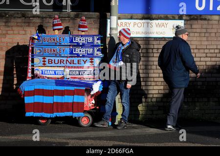 Articles Burnley et Leicester City à vendre à l'extérieur du sol Banque D'Images