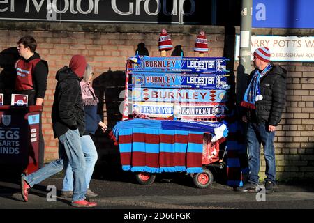 Articles Burnley et Leicester City à vendre à l'extérieur du sol Banque D'Images