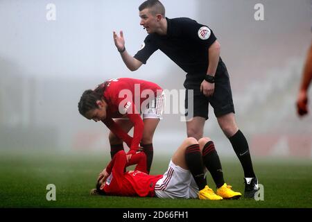 L'arbitre Marc Edwards signale l'attention pour les blessés Abie McManus de Manchester United Banque D'Images