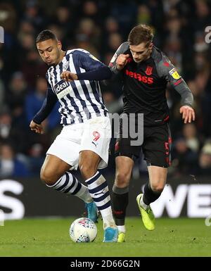 West Bromwich Albion Kenneth Zohore (à gauche) et la bataille de Stoke City Liam Lindsay pour le ballon Banque D'Images